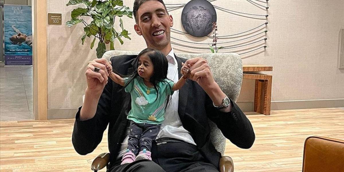 El hombre más alto y la mujer más baja del mundo tienen un curioso encuentro en Estados Unidos