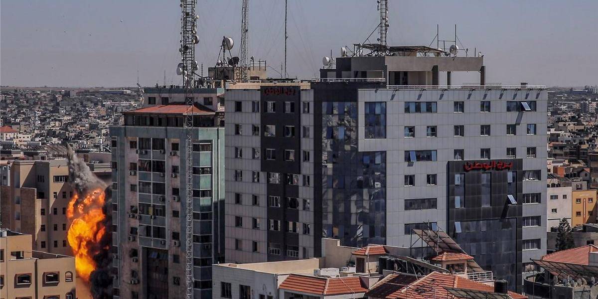 Israel bombardea otra torre en Gaza, sede de agencia AP y Al Jazeera