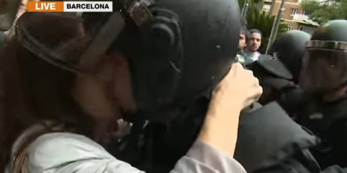 Un policía denuncia beso repentino y no consentido en Cataluña