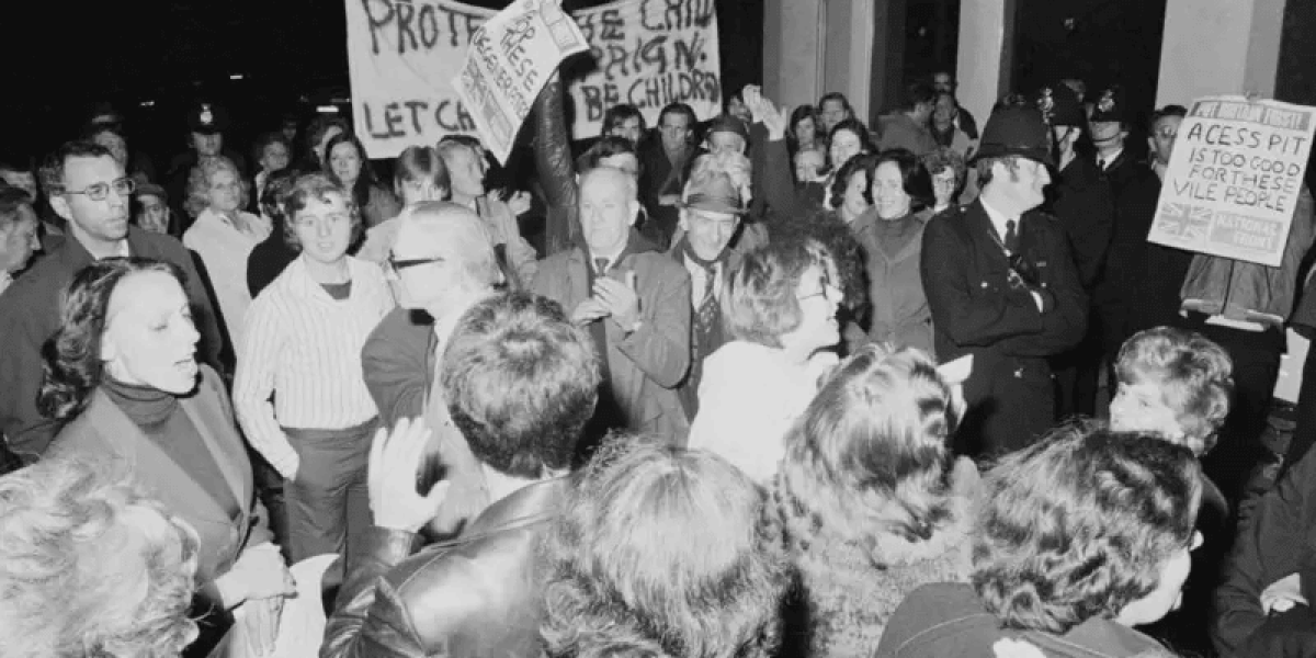 PIE, el polémico grupo que defendía la pedofilia y operaba abiertamente en Reino Unido hasta su disolución en los años 80