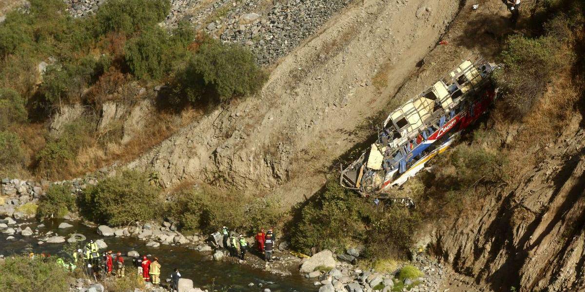 Al menos 20 muertos y 33 heridos tras accidente de autobús en norte de Perú