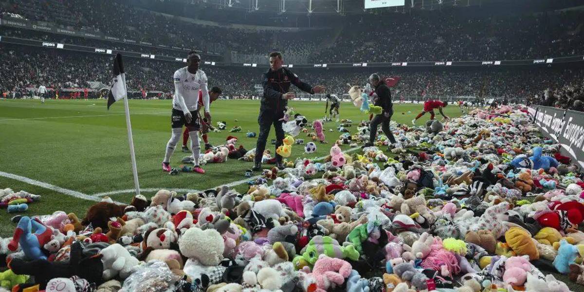 Terremoto Turquía: Lluvia de peluches en estadio de fútbol por los damnificados de sismo