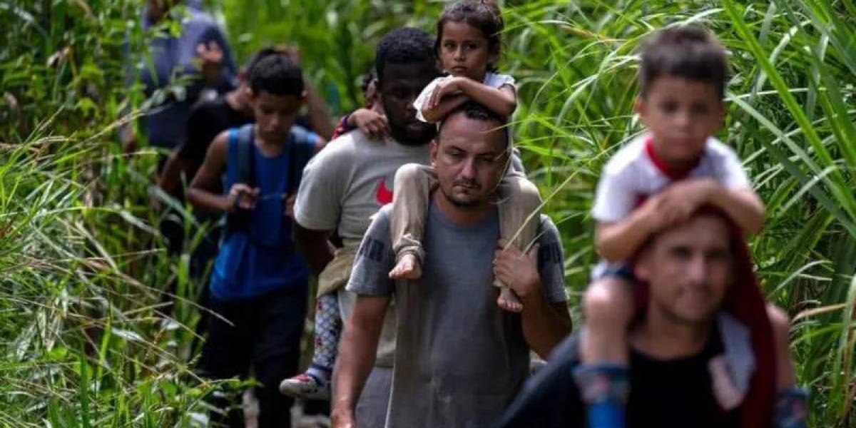 Las medidas con las que Panamá redujo casi a la mitad el paso de migrantes por la selva del Darién