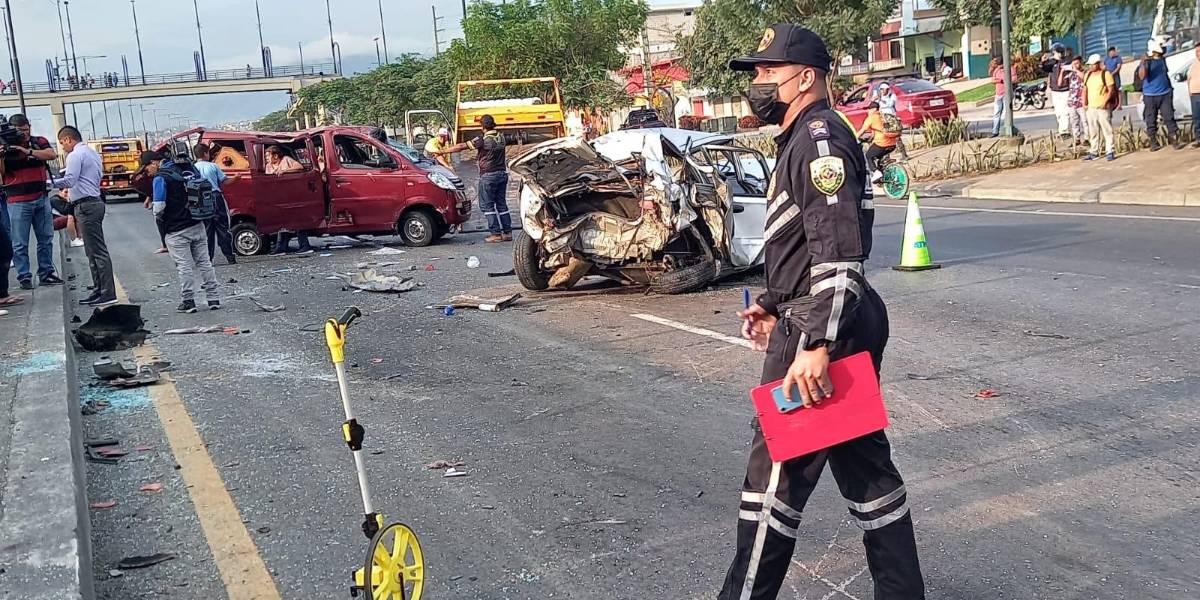 Niña de 3 años murió tras un choque en la vía Perimetral en Guayaquil; su madre será investigada