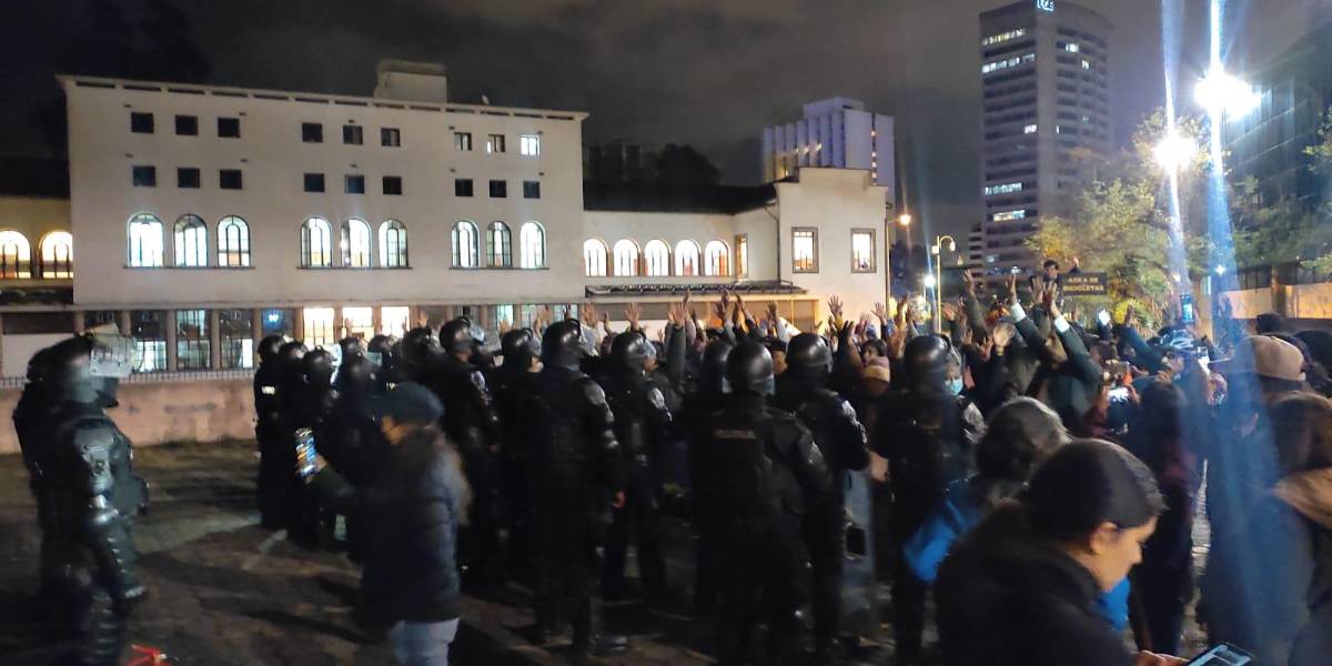 La Policía ingresó a la Casa de la Cultura en Quito; manifestantes gritan en los exteriores