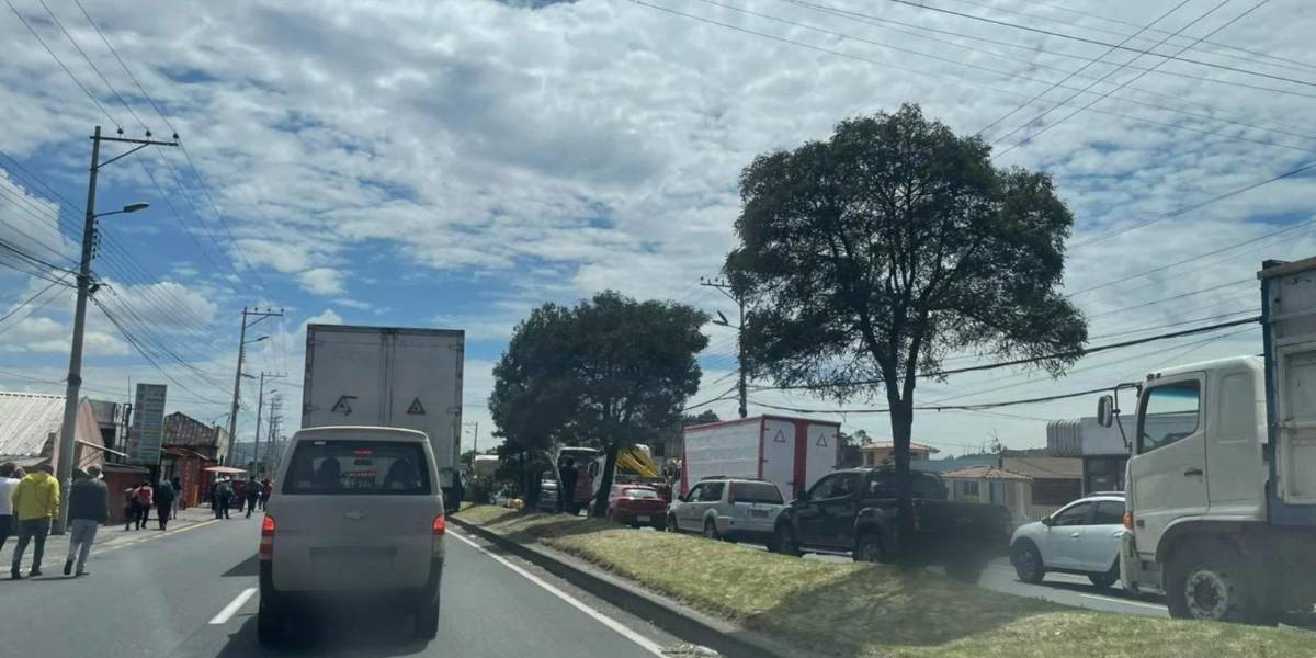 La Panamericana Sur, en Alóag, está congestionada por una marcha de productores de leche