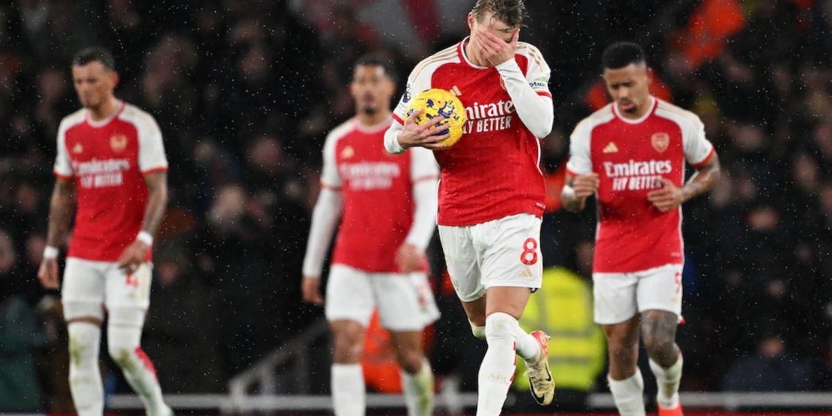Arsenal cae y se aleja de la lucha por el liderato en la Premier League