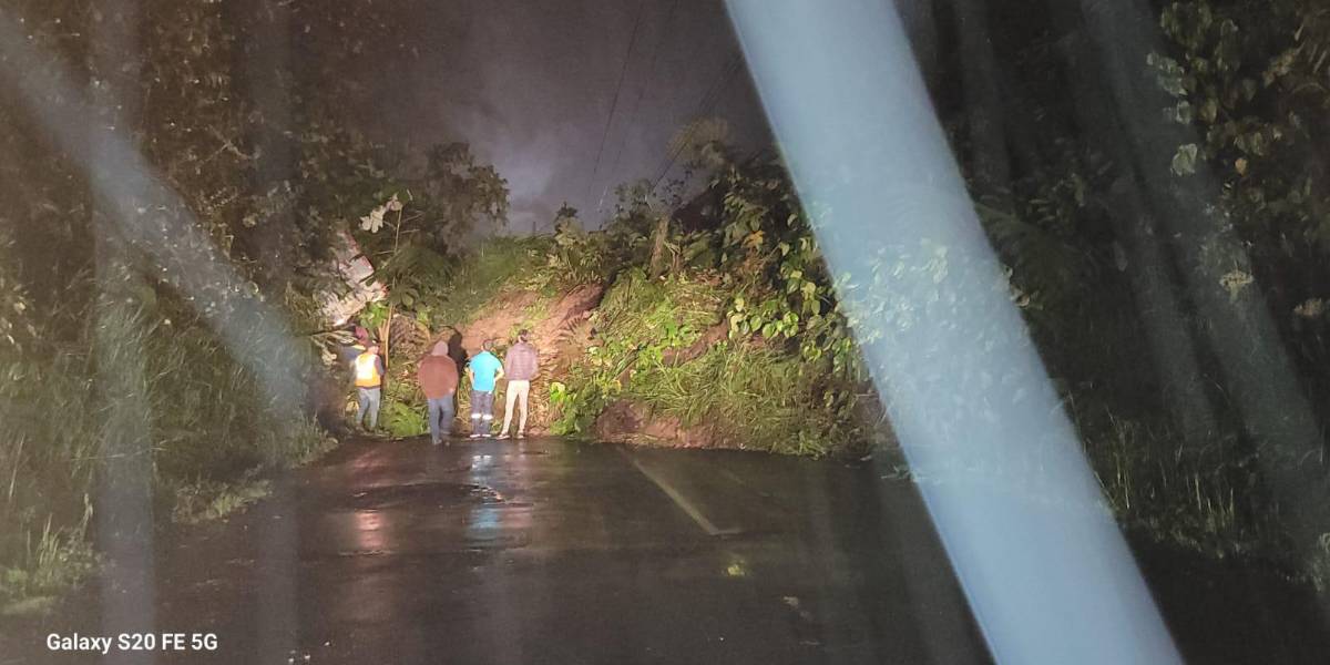 La vía Mitad del Mundo-Río Blanco permanecerá cerrada por deslizamientos de tierra