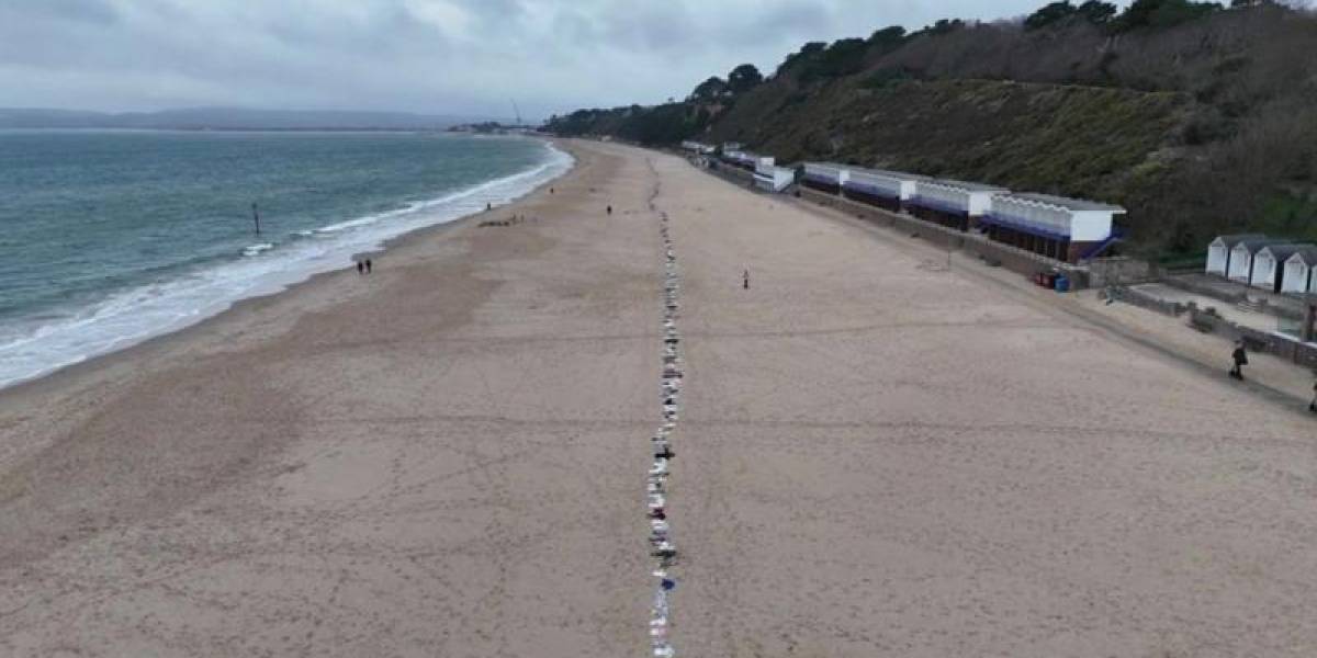 5 kilómetros de ropa infantil sobre la arena para denunciar el número de niños muertos en Medio Oriente