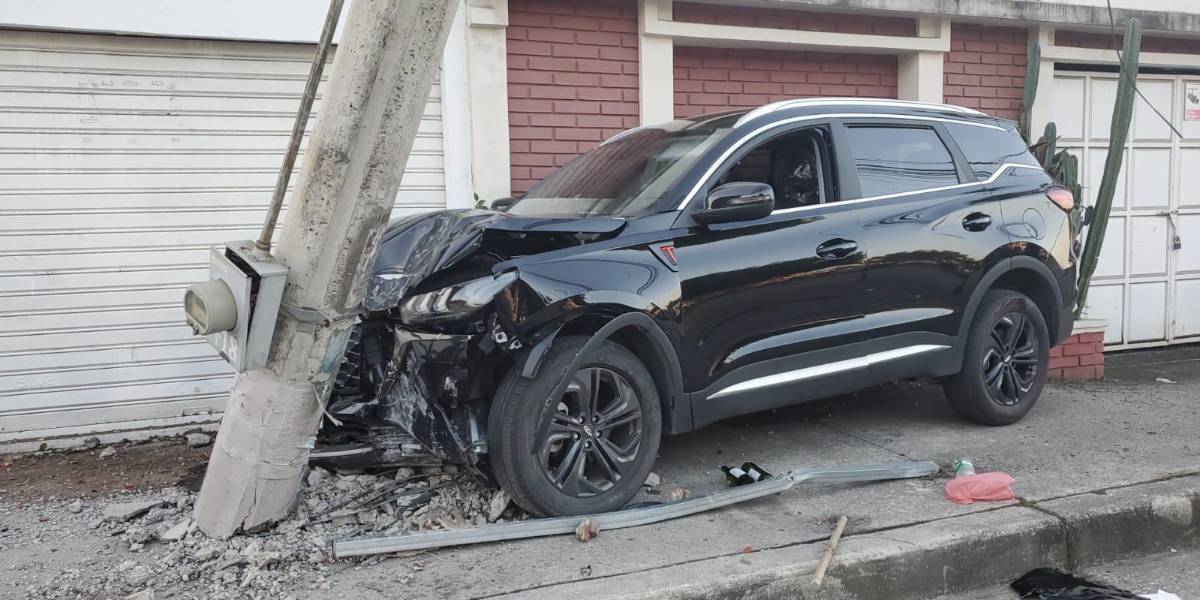 Un conductor ebrio choca contra poste y deja sin luz a Samanes 4, norte de Guayaquil