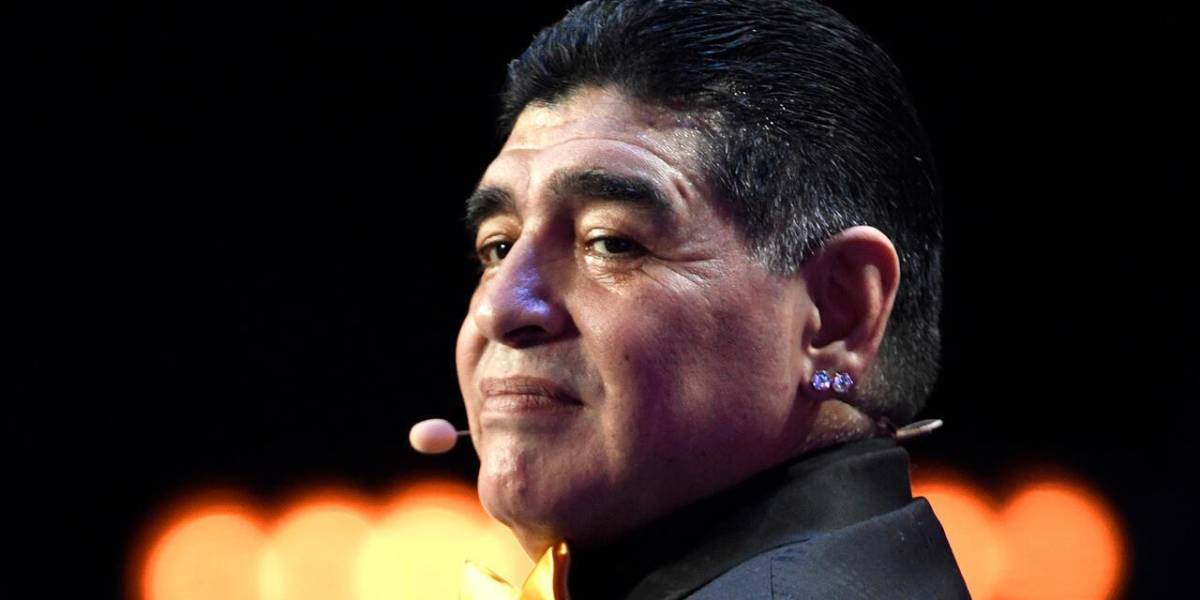 Maradona tenía conductas autolesivas y no debía internarse en casa, dice médico