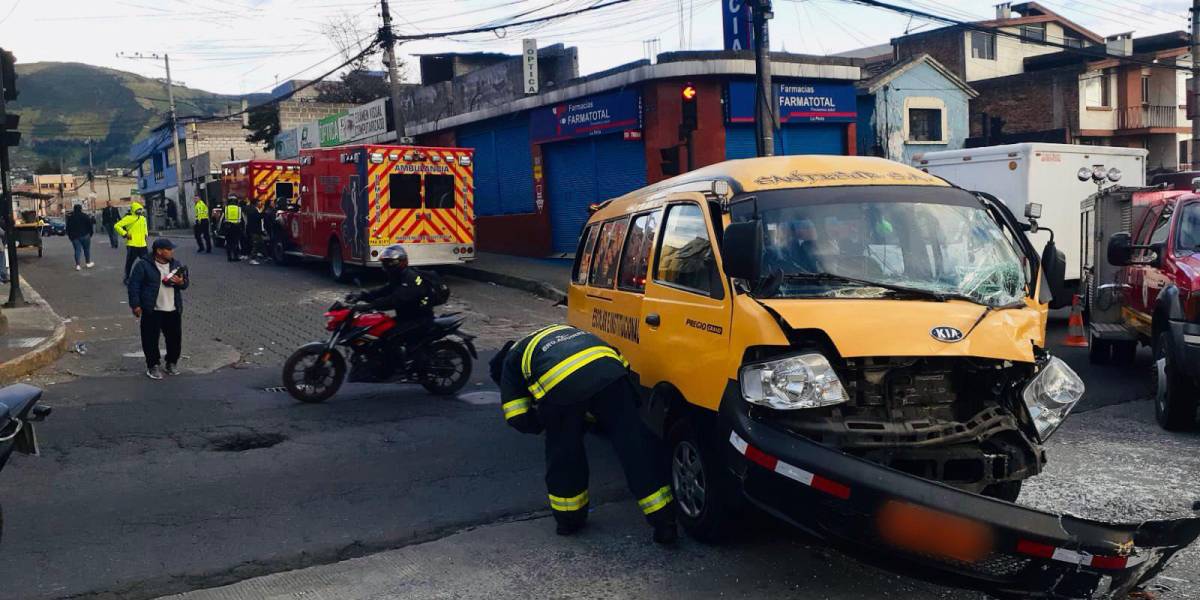 Quito: 13 niños resultaron afectados en un accidente de tránsito de una furgoneta escolar