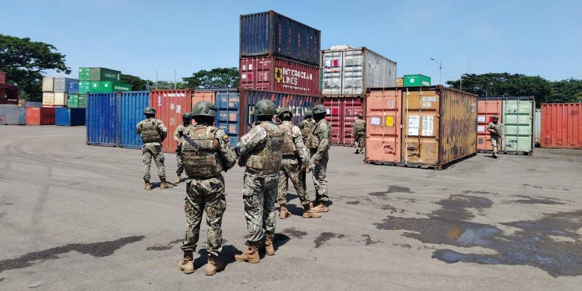 Las Fuerzas Armadas del Ecuador a través de la Armada del Ecuador realiza operaciones militares de ámbito interno en puestos estratégicos de Guayaquil.