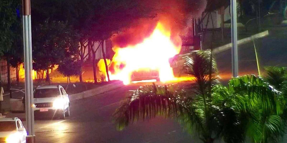 El carro incendiado en Samborondón y el centro médico atacado en Urdesa tienen relación, señala la policía