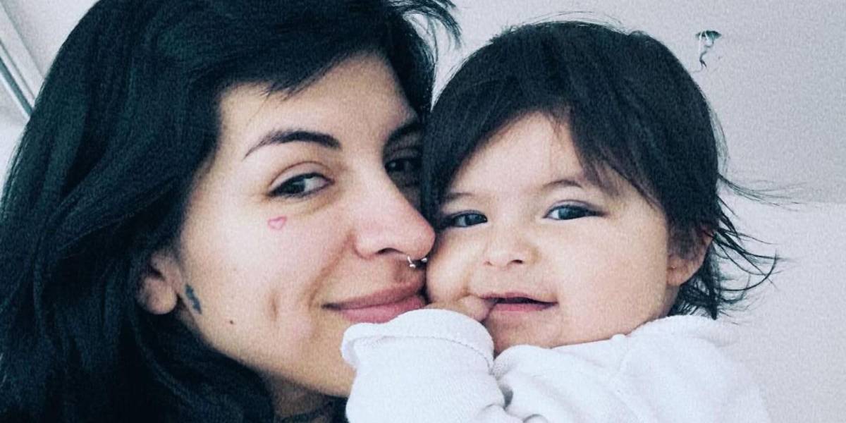 Imagen de archivo de Cazzu junto a su hija, Inty.