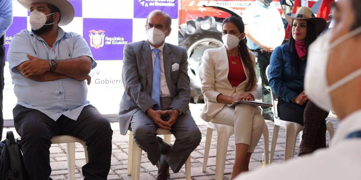 Agricultores cuestionan entrega de maquinaria que no podrán usar por falta de equipos