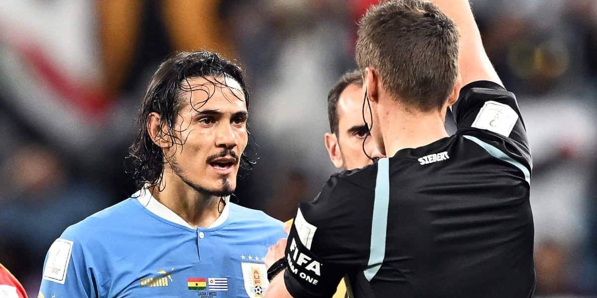 Cavani descarga su ira con la pantalla del VAR después de quedar eliminado del Mundial