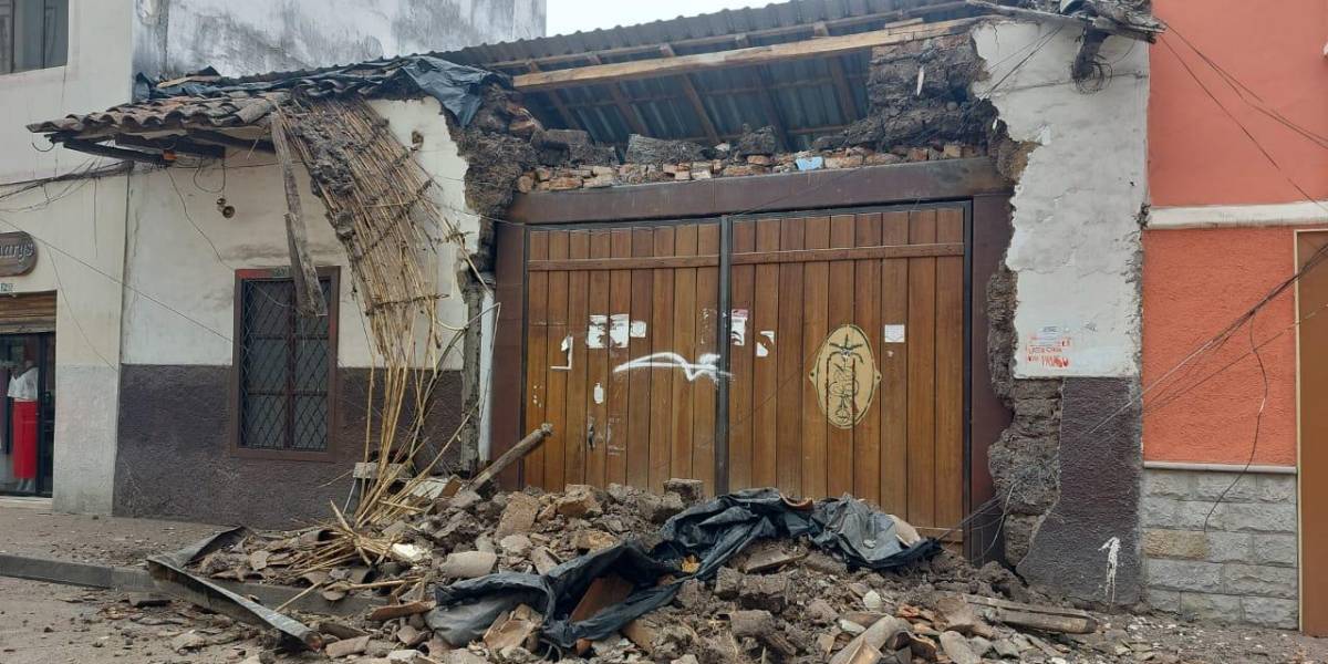 Cuenca: el techo de una casa colapsó cerca de transeúntes y vehículos