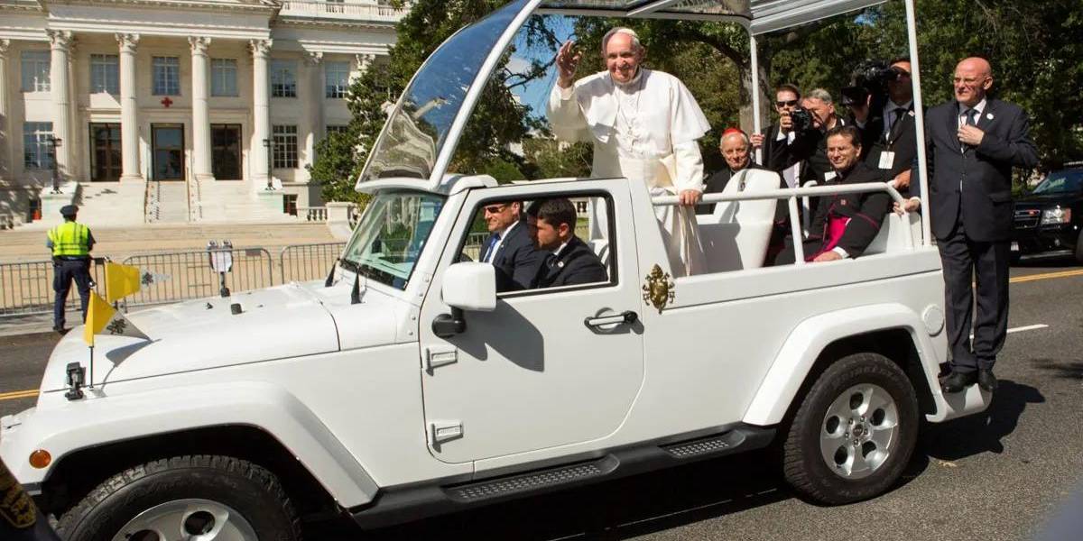Papa Francisco dona el Papamovil para convertirlo en una clinica infantil en Gaza.