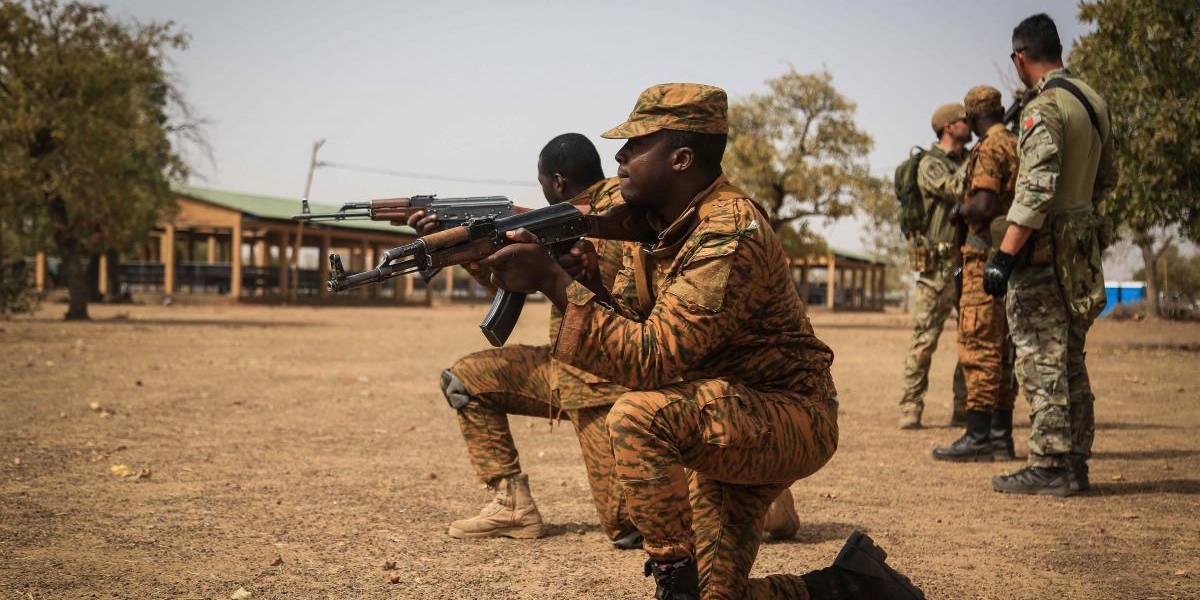Al menos 40 terroristas y 5 policías murieron en un ataque en Burkina Faso