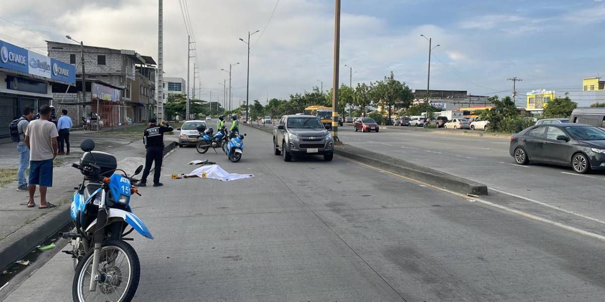 Sujeto que portaba un arma de juguete muere atropellado en la autopista Narcisa de Jesús, en Guayaquil