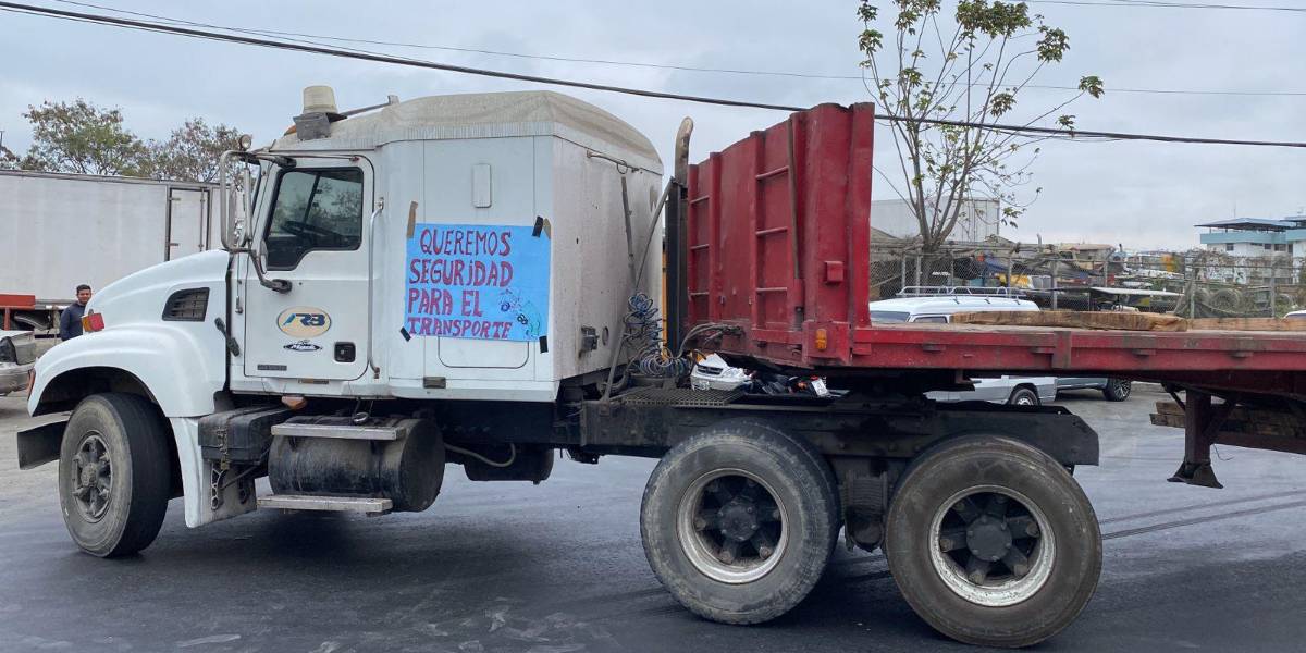 Transportistas protestan en el sur de Guayaquil: piden que se militaricen puertos y carreteras