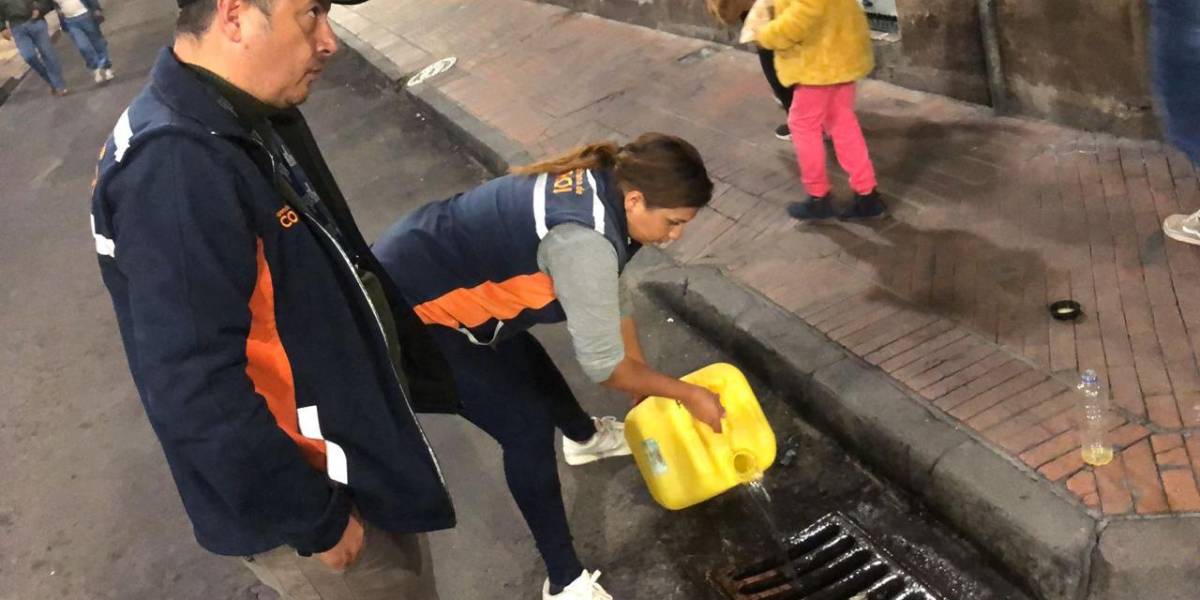 51 armas blancas y 161 litros de alcohol sin registro sanitario se decomisaron en operativos durante la última semana