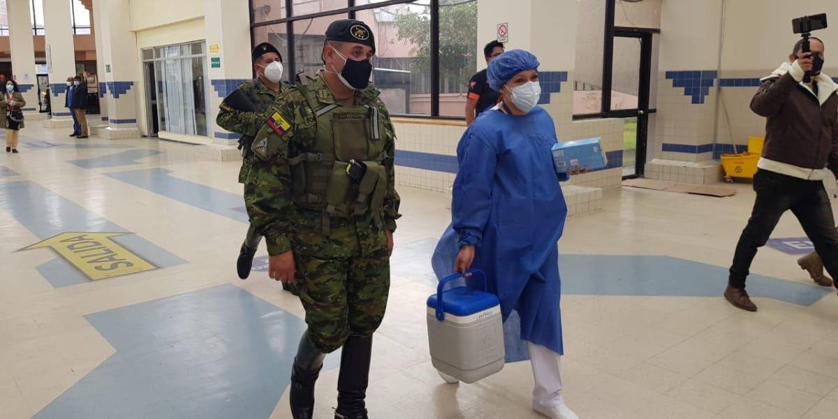 Ministro de Defensa subraya apoyo de FFAA al proceso de vacunación