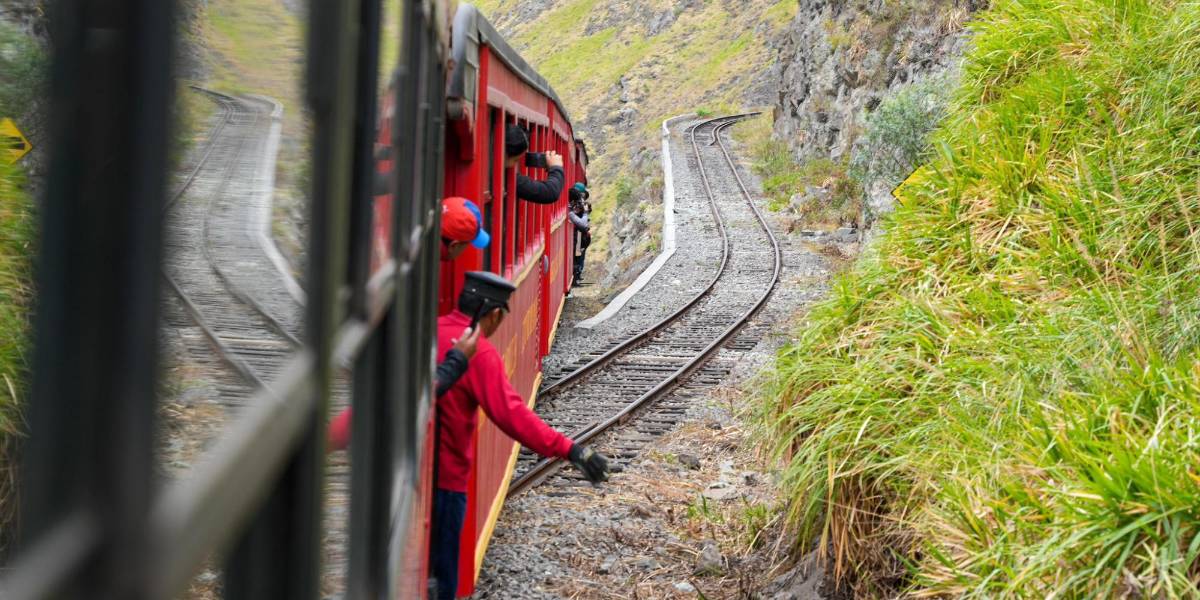 El tren se reactivó en la ruta hacia la Nariz del Diablo, en Alausí