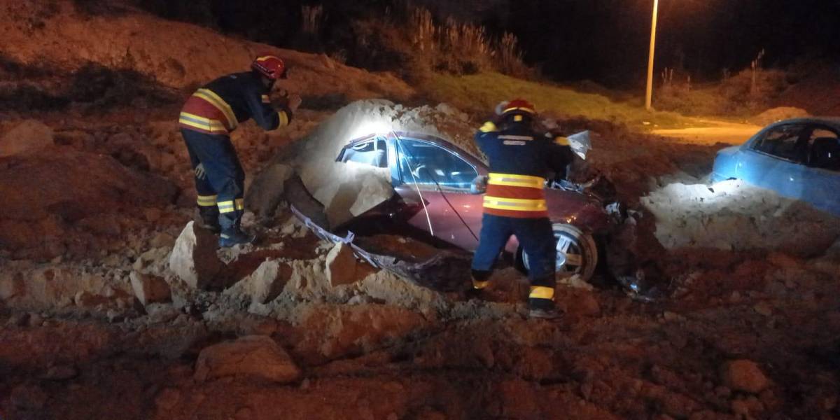 Quito: Deslizamiento de tierra sepultó vehículos en el estacionamiento de Zámbiza