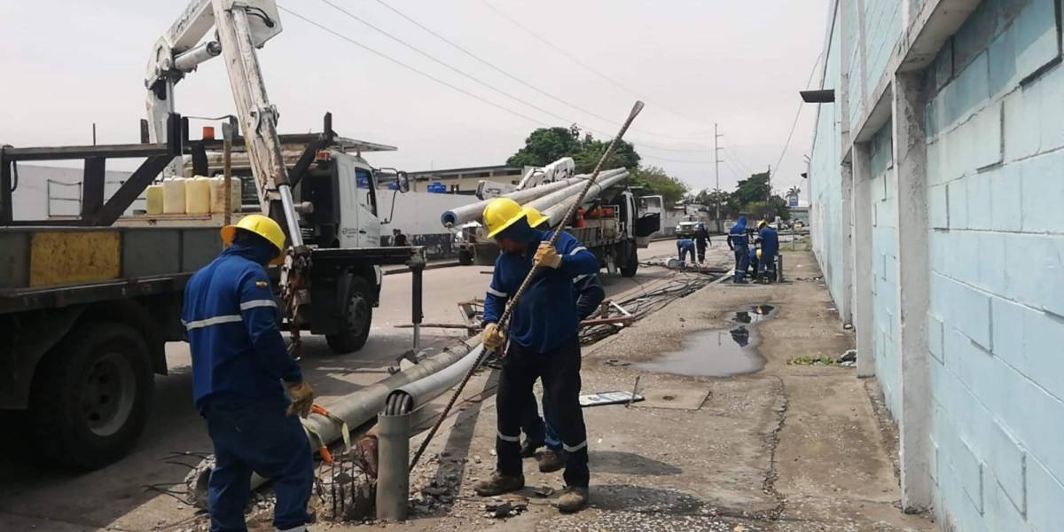 Guayaquil | Seis postes fueron derribados cerca de la sede del CNE en Guayas