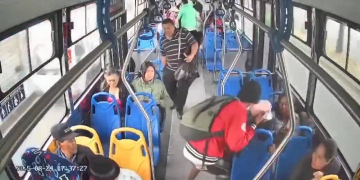 Video | Momentos de terror vivieron pasajeros de un bus durante violento asalto en Quito