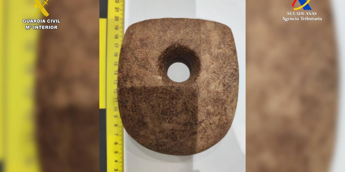 Autoridades de España recuperaron un hacha de piedra, patrimonio arqueológico ecuatoriano
