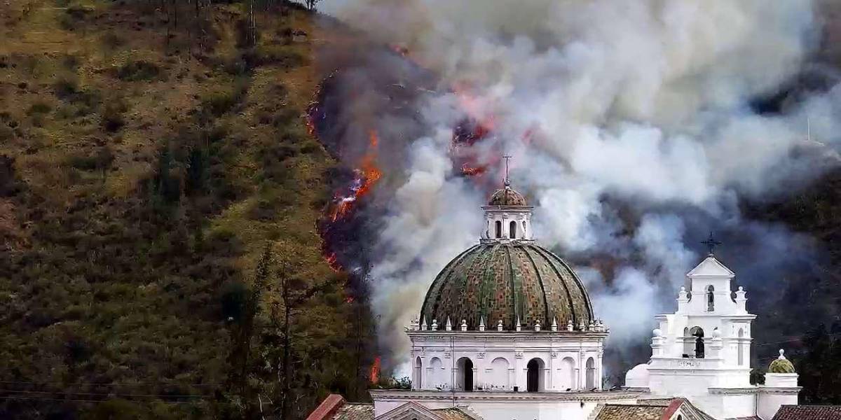 Incendios forestales Quito: el viento aviva las llamas en el cerro Auqui