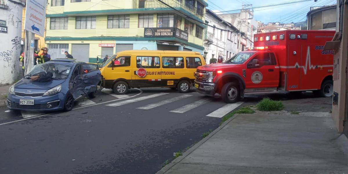 Imagen delos carros chocados en la calle Venezuela y José Riofrío, centro de Quito.