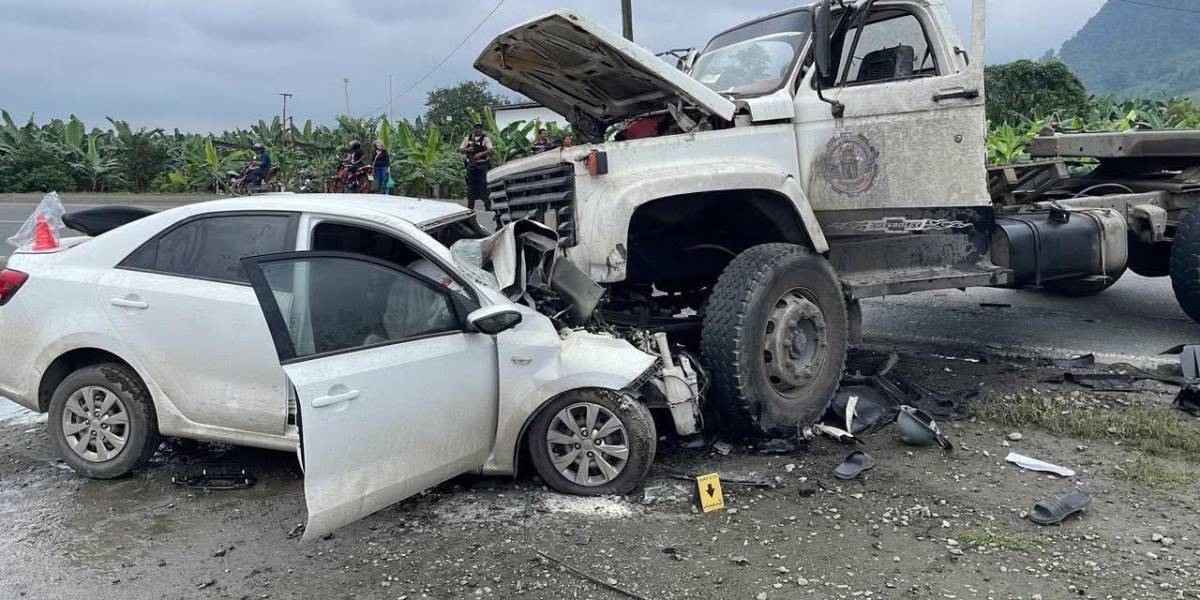 Un fiscal de El Oro murió tras chocar con un tráiler en la vía Panamericana