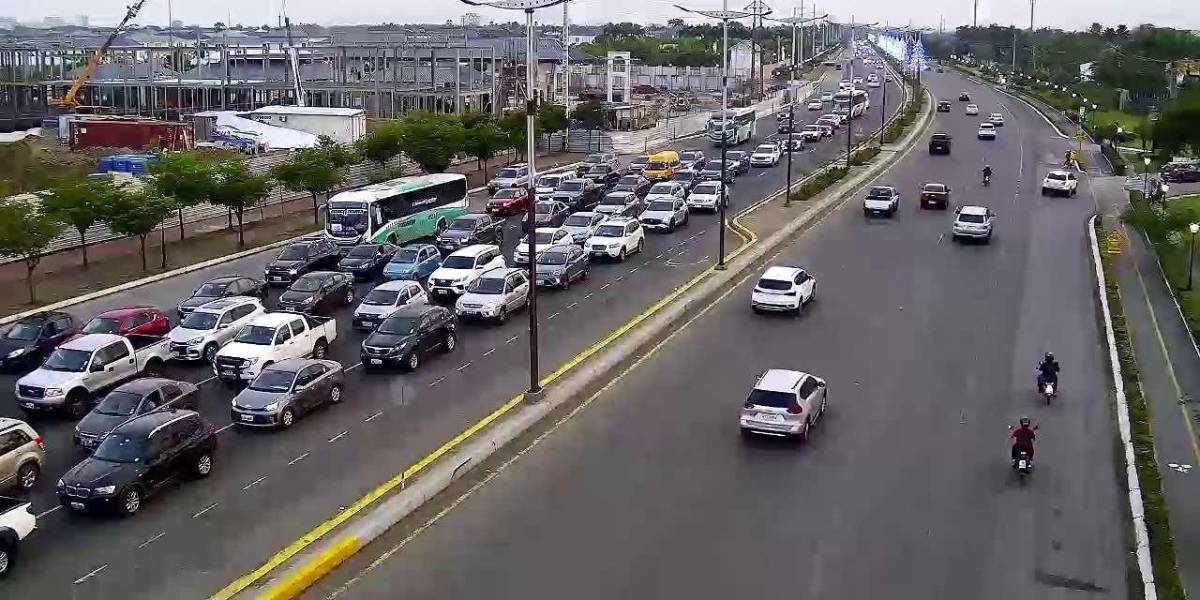 Amenaza de bomba provoca congestión vehicular en vía a Samborondón