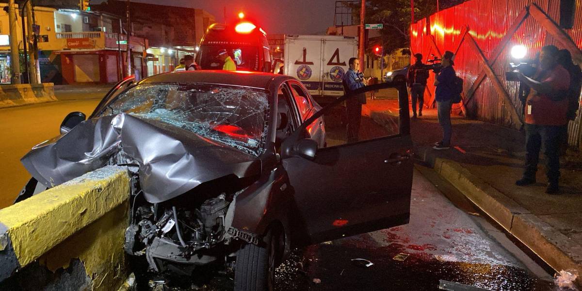 El conductor de un auto murió tras estrellarse contra un muro, en el centro de Guayaquil