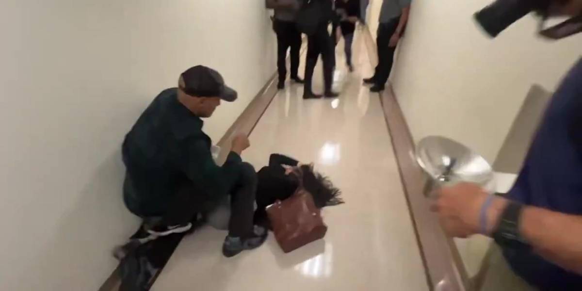 Estados Unidos: Un agente de ICE tira al suelo a una mujer ecuatoriana que suplicaba por su esposo