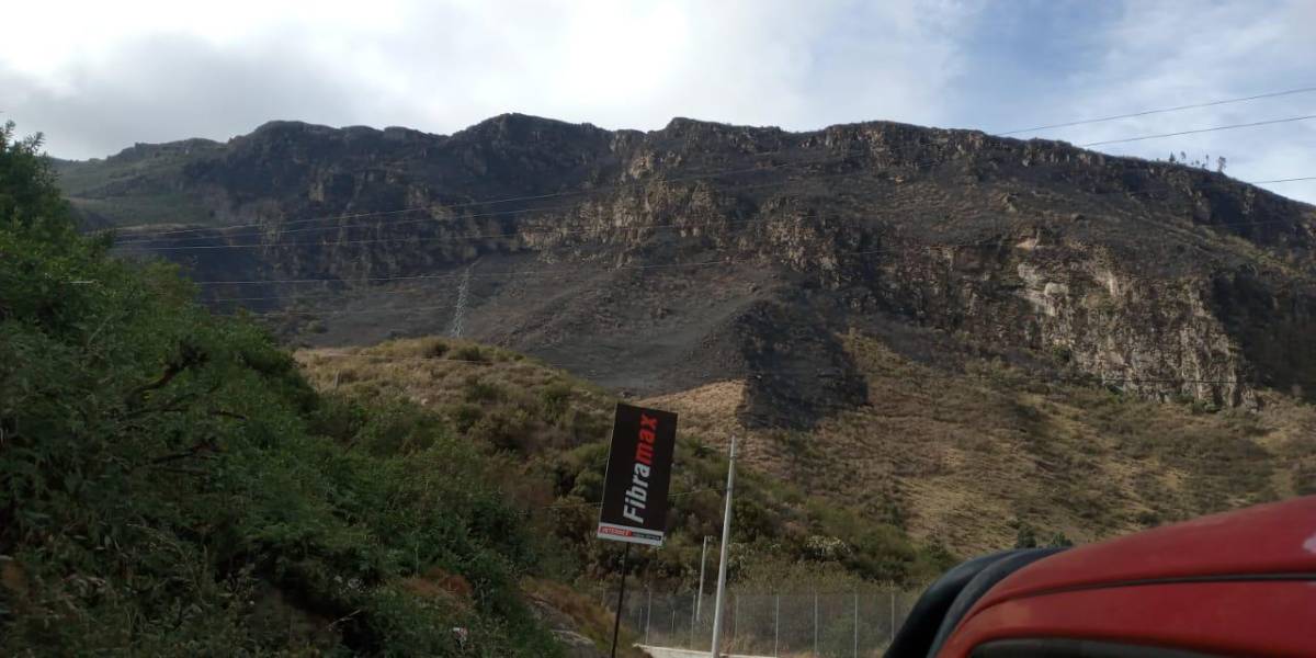 Quito: el incendio forestal en la vía a Papallacta ha sido controlado por los bomberos
