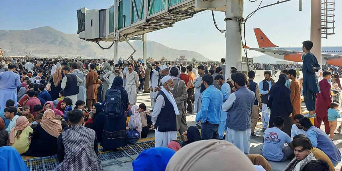Seis personas muertas por el caos en el aeropuerto de Kabul, según testigos