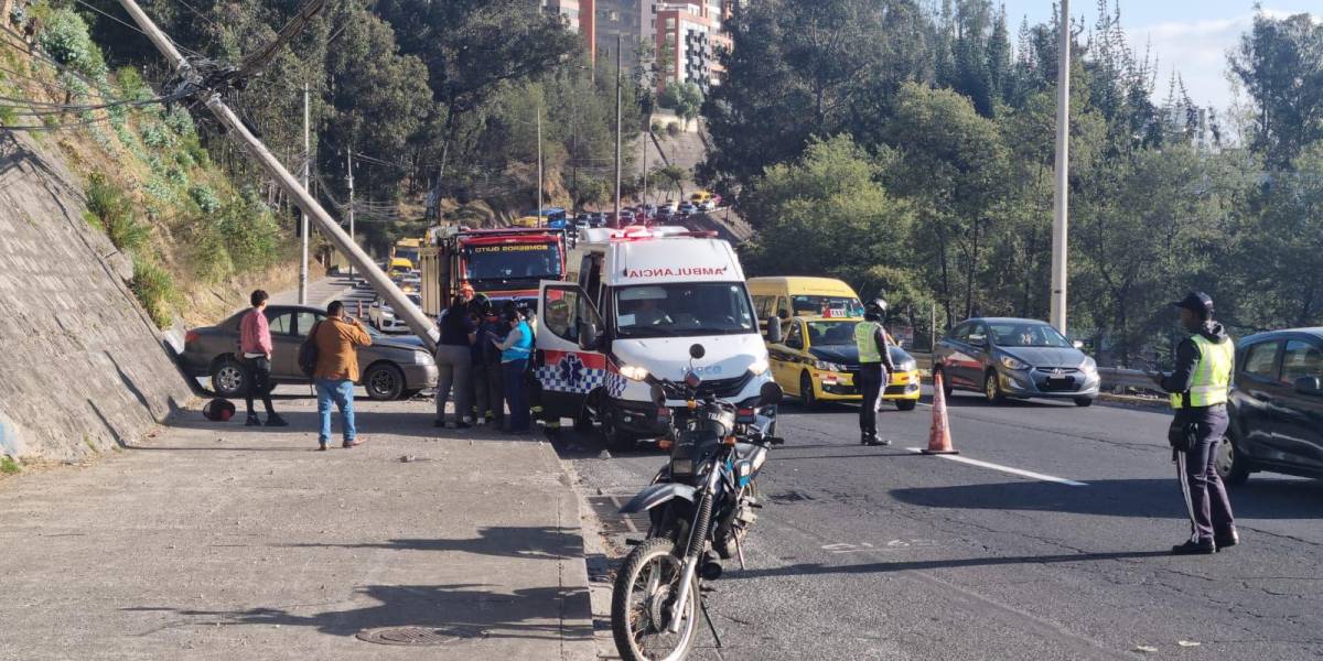 Un poste de alumbrado público fue derribado tras el siniestro en la avenida Occidental.