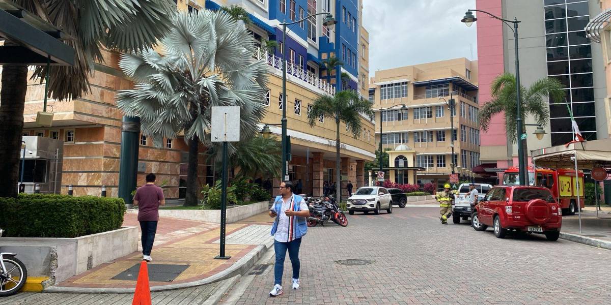 Alerta en Guayaquil por filtración de agua en un edificio de Puerto Santa Ana