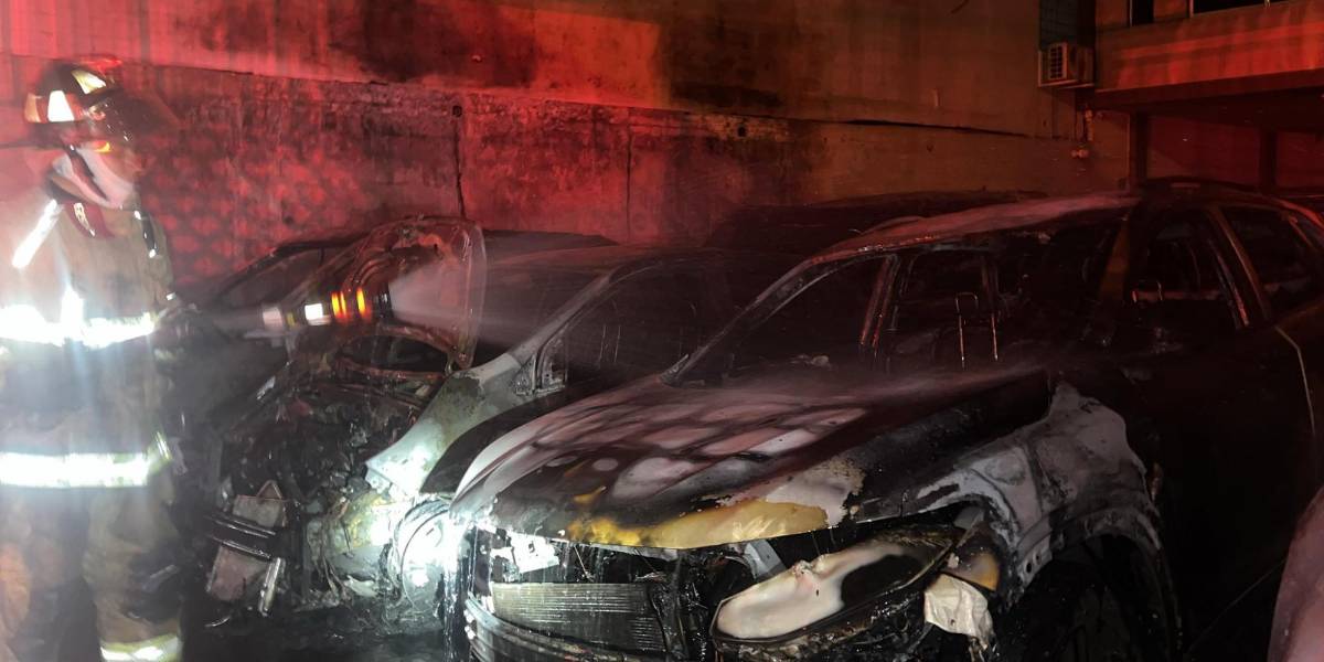 Ocho vehículos destruidos tras incendio en un patio de carros del sur de Guayaquil