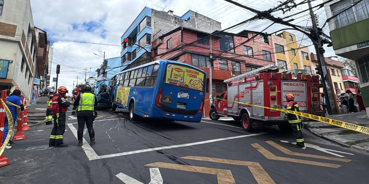 Un bus y un camión de la Empresa Eléctrica chocaron en el sector El Dorado, centro de Quito