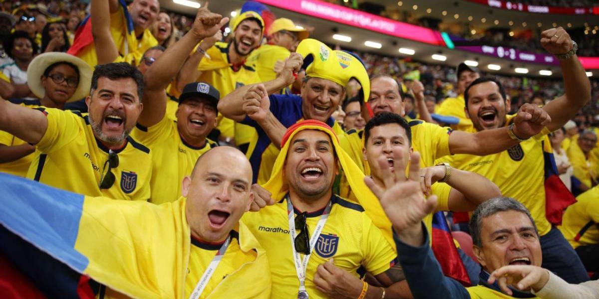 Hinchas ecuatorianos hacen banderazo con respaldo y críticas antes del duelo ante Argentina en Guayaquil