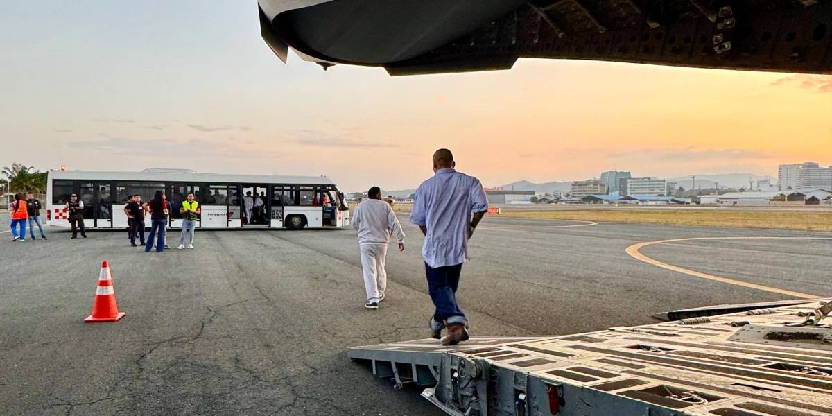 Un vuelo de deportados arribó desde Estados Unidos a Guayaquil