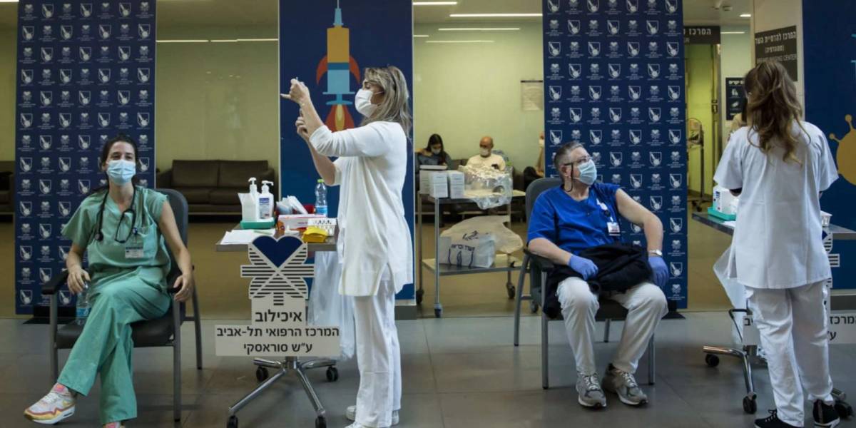 Israel registra récord diario de contagios mientras acelera la tercera dosis