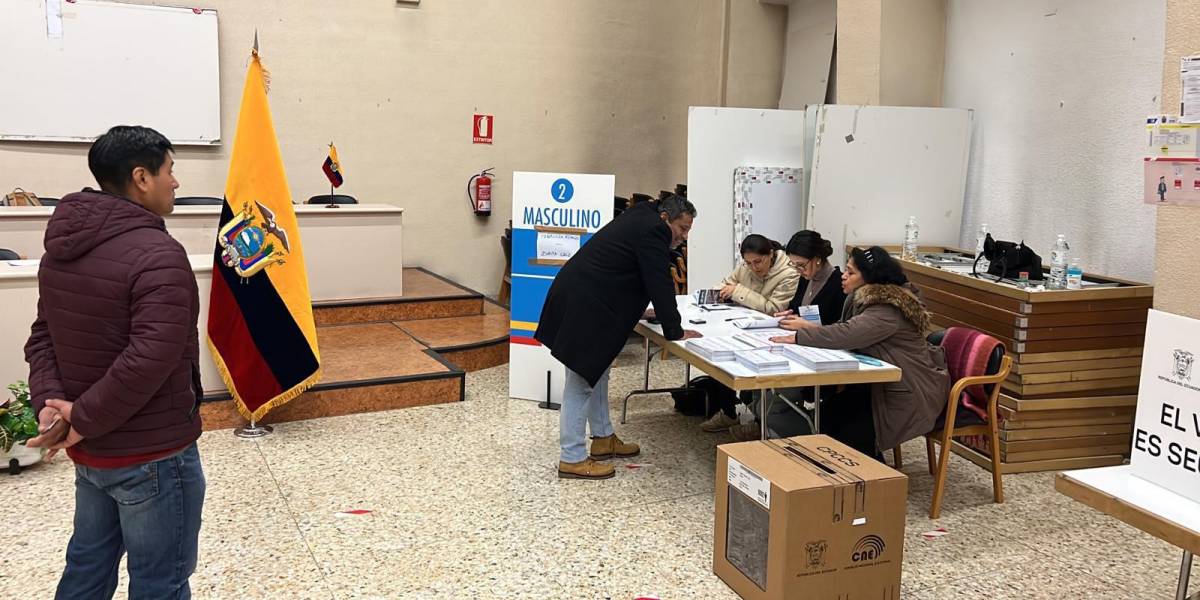Elecciones Ecuador 2023: ecuatorianos en España acuden a votar con normalidad y sin incidentes