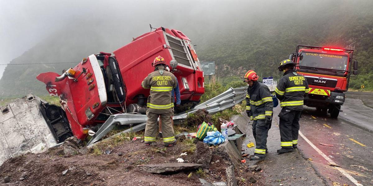 Quito: un tráiler se volcó en la vía Pifo - Papallacta